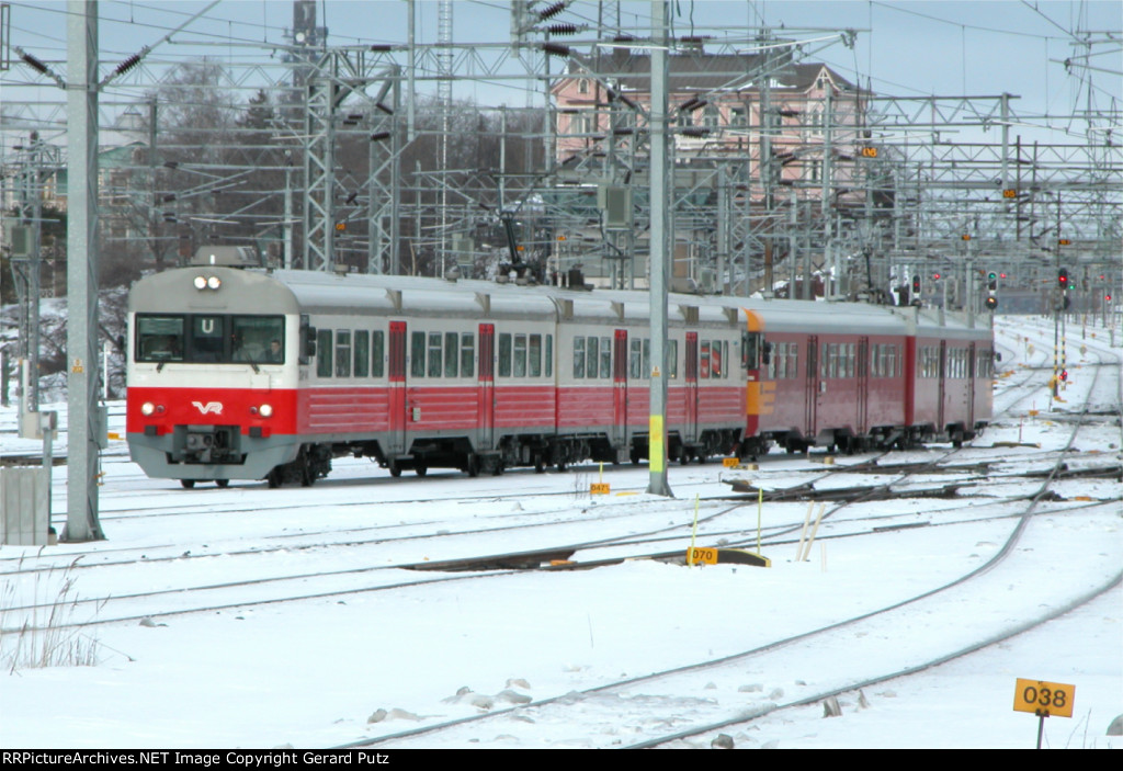 VR Sm1 EMU Pair + Sm2 EMU Pair Arriving